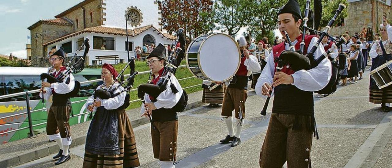 La Banda de Gaites, abriendo la procesión de San Roque en Tazones.