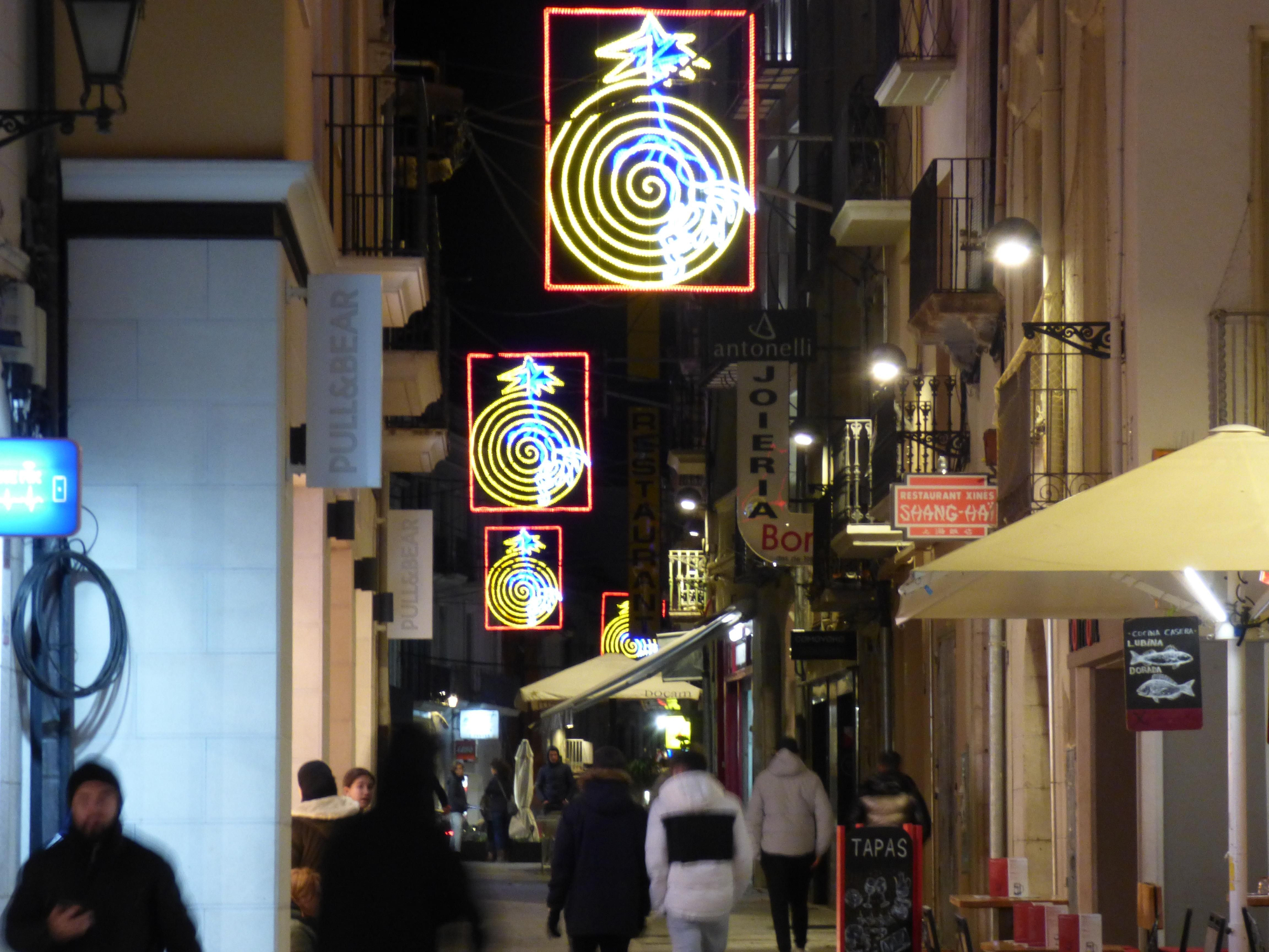 La màgia de Nadal s'encén a Figueres amb les llums dalinianes