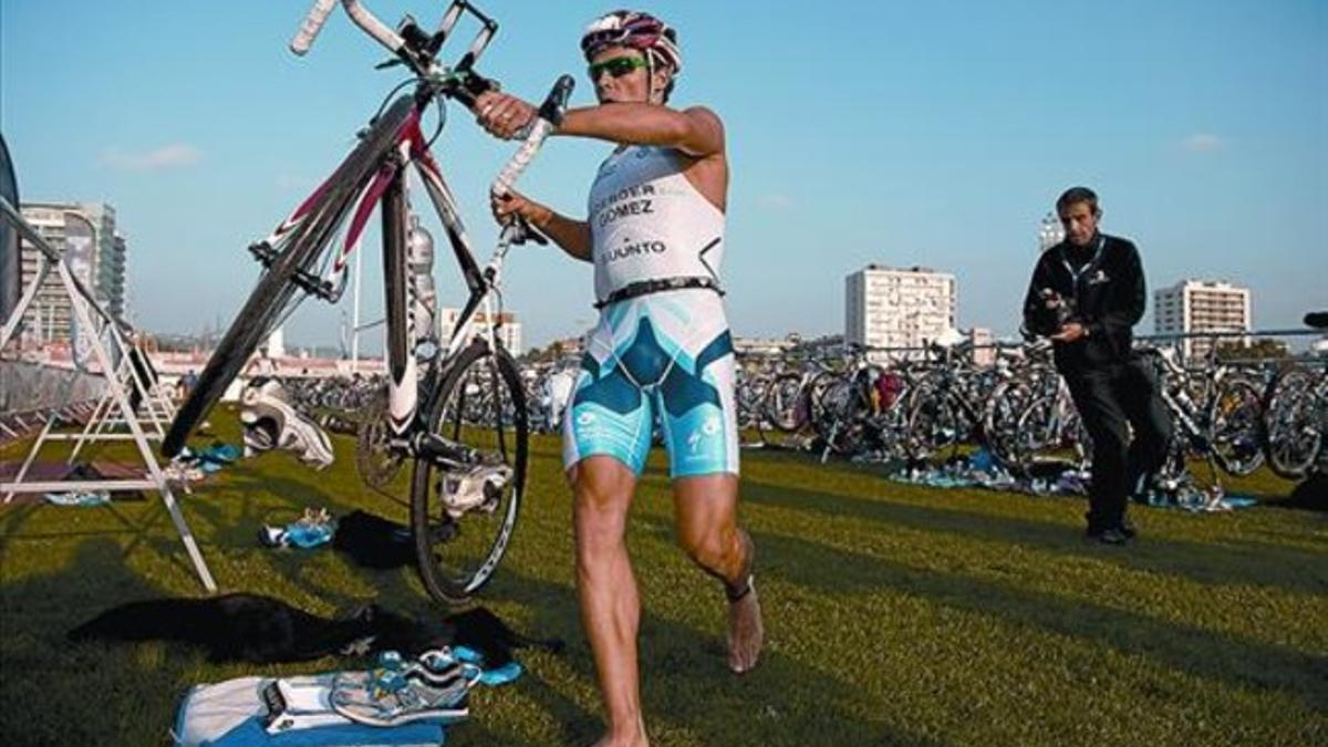 El campeón mundial Gómez Noya deja la bicicleta para empezar a correr en la segunda transición de ayer.