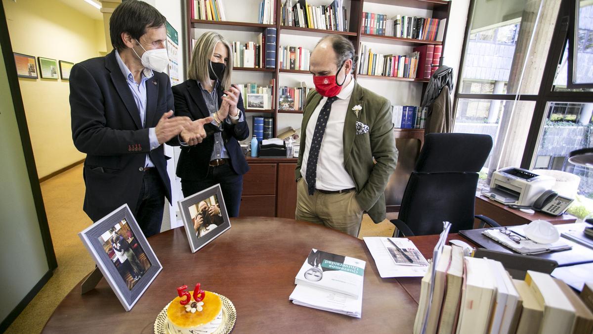 Villaverde, con Secundino González y Rosana Gutiérrez, ayer en su despacho del Cristo