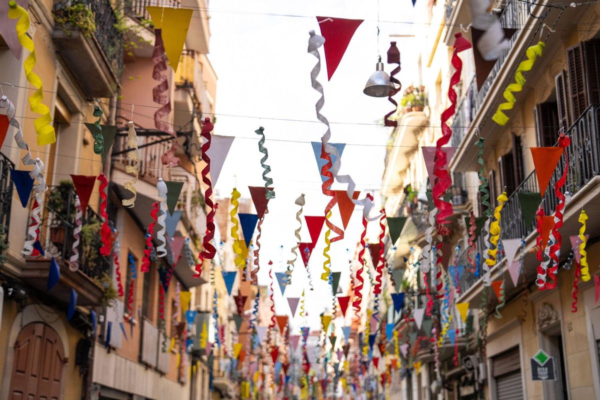 Les festes de Sants 2025 s’engalanen pendents del temps i amplien el seu pla pilot de reciclatge