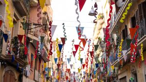 Les festes de Sants 2025 s’engalanen pendents del temps i amplien el seu pla pilot de reciclatge