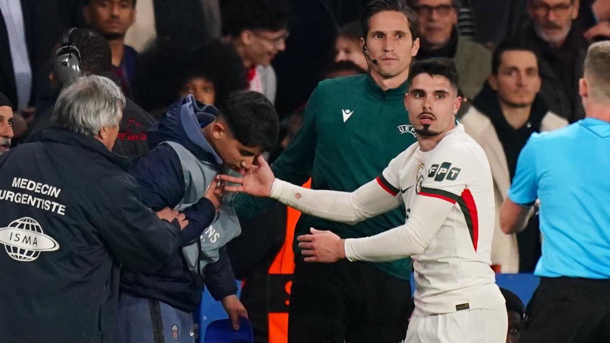 Pedro Neto protagonizó una polémica acción en el duelo contra el PSG