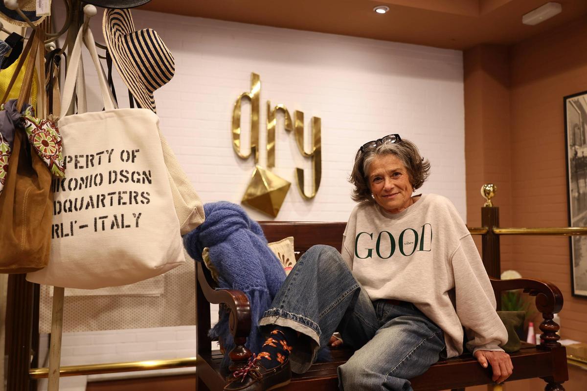 Pilar Suárez, en el interior de su tienda.