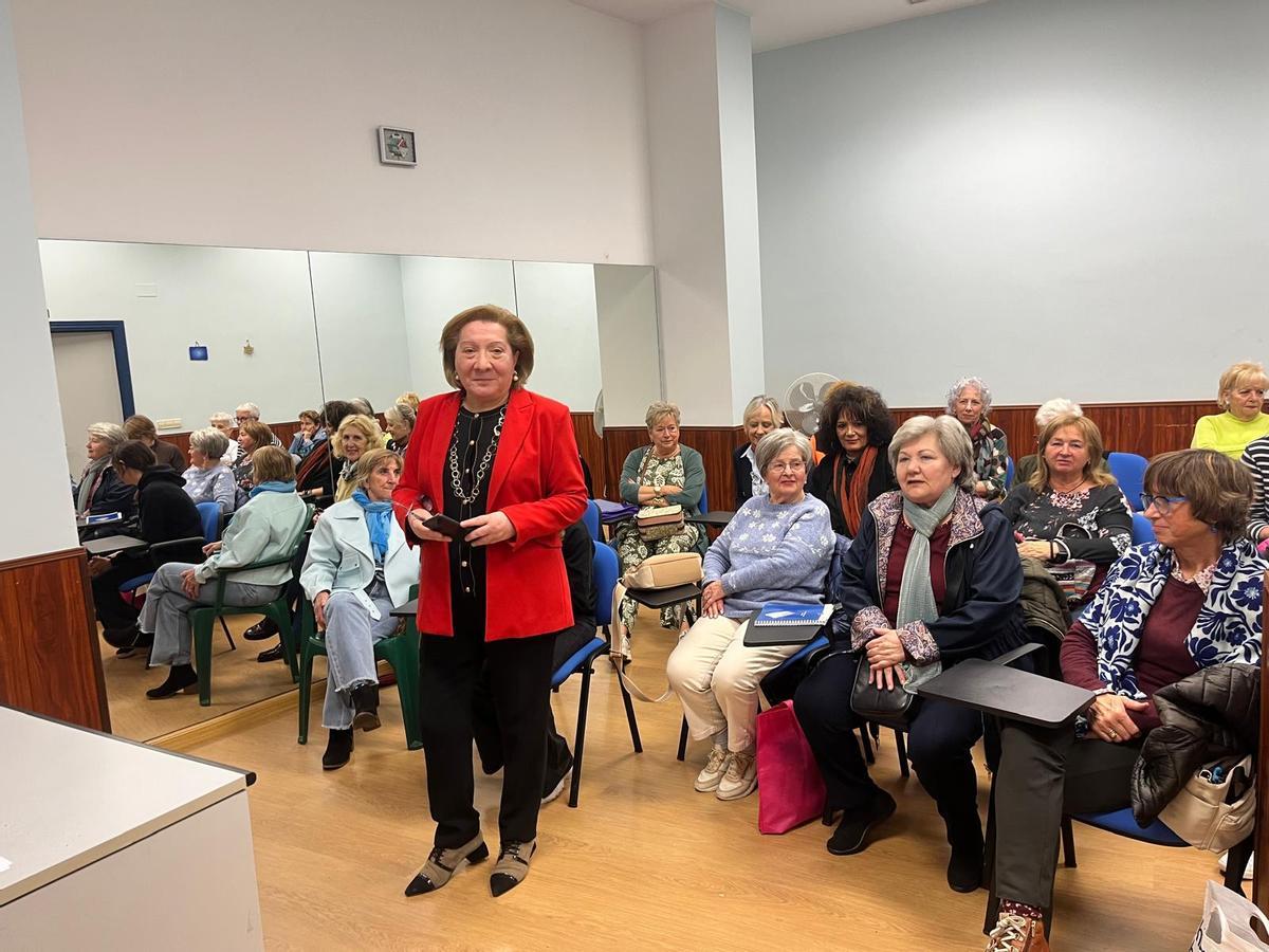 De pie, Begoña Ferrin, en la charla sobre la negativa al anteproyecto de ley de Salud Mental.