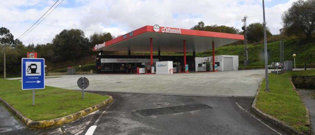 Gasolinera Petrocash situada en la Nacional 651, en las afueras de Betanzos.   | // CARLOS PARDELLAS