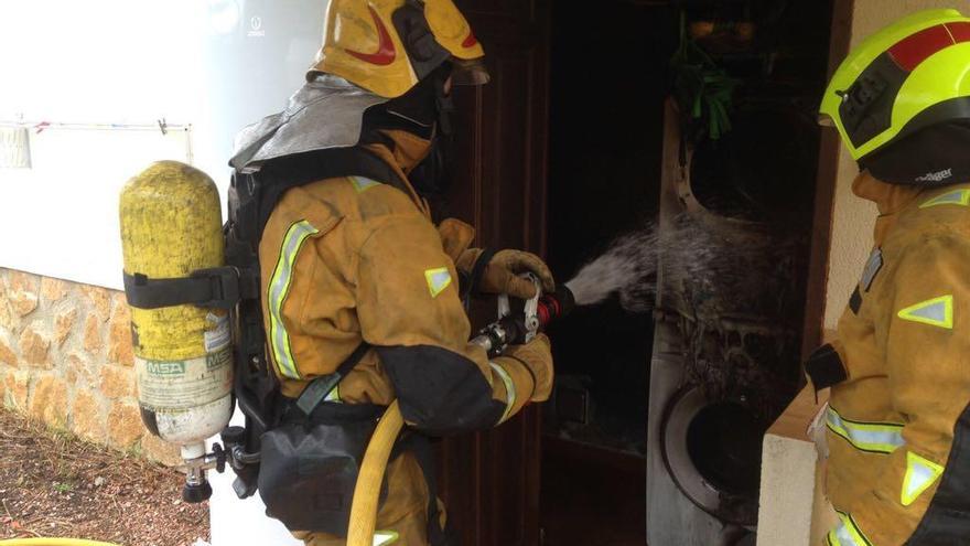 Los bomberos sofocan un incendio en una vivienda de Formentera del Segura
