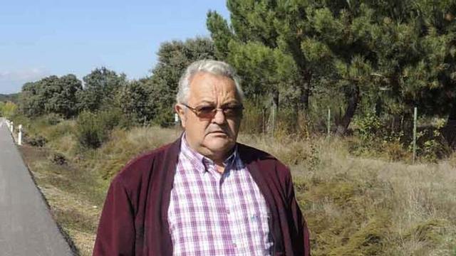 Antonio Calzón posa para la entrevista en una carretera de la zona.