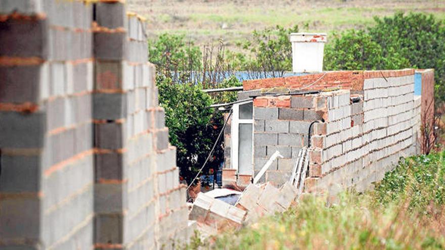 Dos muertos en Murcia al caerles un muro derribado por el fuerte viento