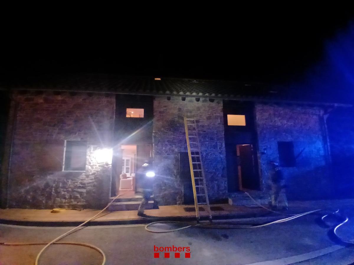 Els Bombers treballant en l'incendi.