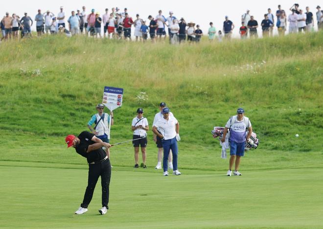 Jon Rahm en acción durante la segunda ronda en los Juegos Olímpicos París 2024 disputado en Le Golf National en Guyancourt.