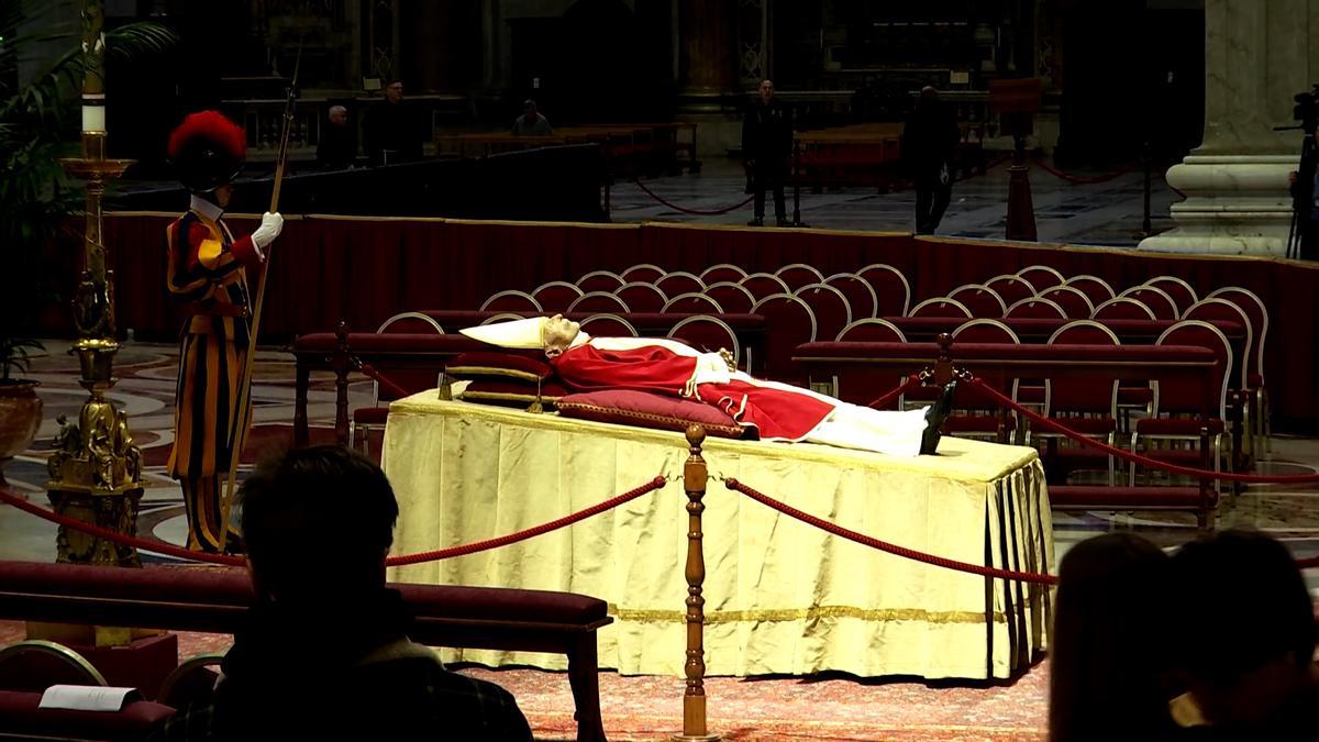 Centenares de fieles dan su último adiós a Benedicto XVI