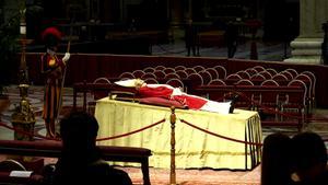 S’obre la capella ardent de Benet XVI a la basílica de Sant Pere