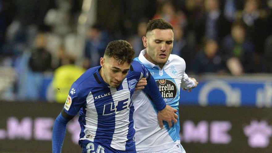 Lucas Pérez pugna con Munir el sábado en Mendizorroza.