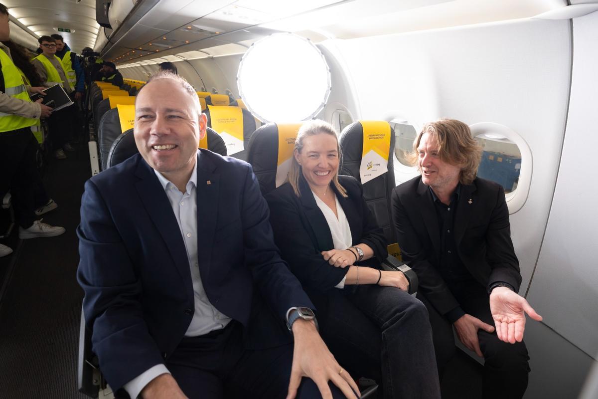 Bernat Álvarez, Sandra Hors y David Escudé en el interior del avión.