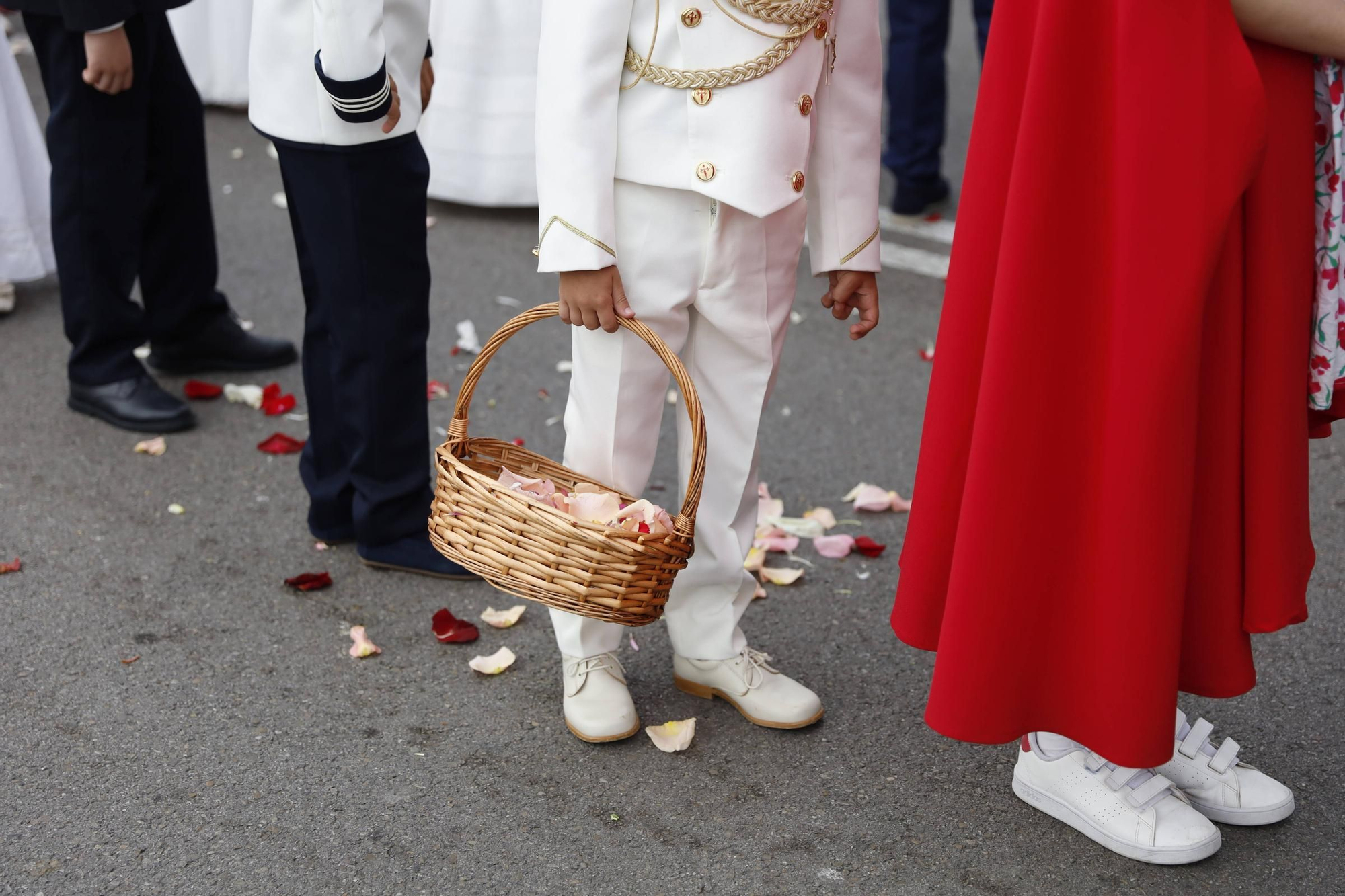 Pétalos, incienso, niños... así fue la procesión del Corpus Christi en Gijón (en imágenes)