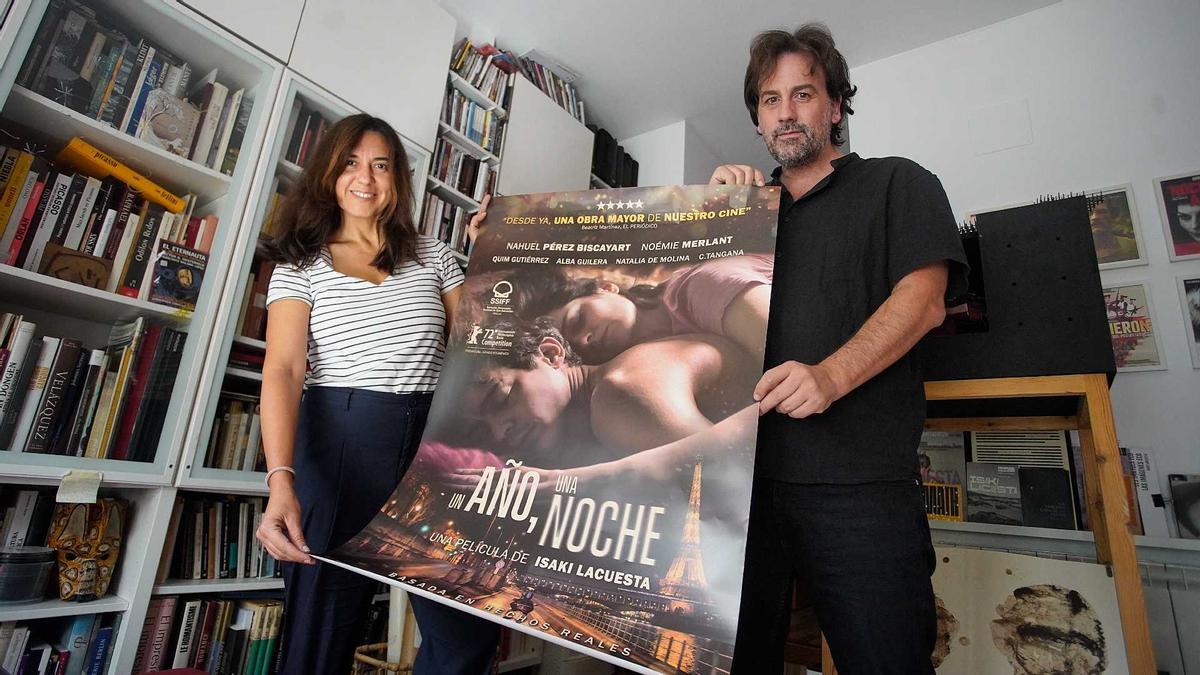 Isa Campo i Isaki Lacuesta, mostrant el cartell de &#039;Un año, una noche&#039;