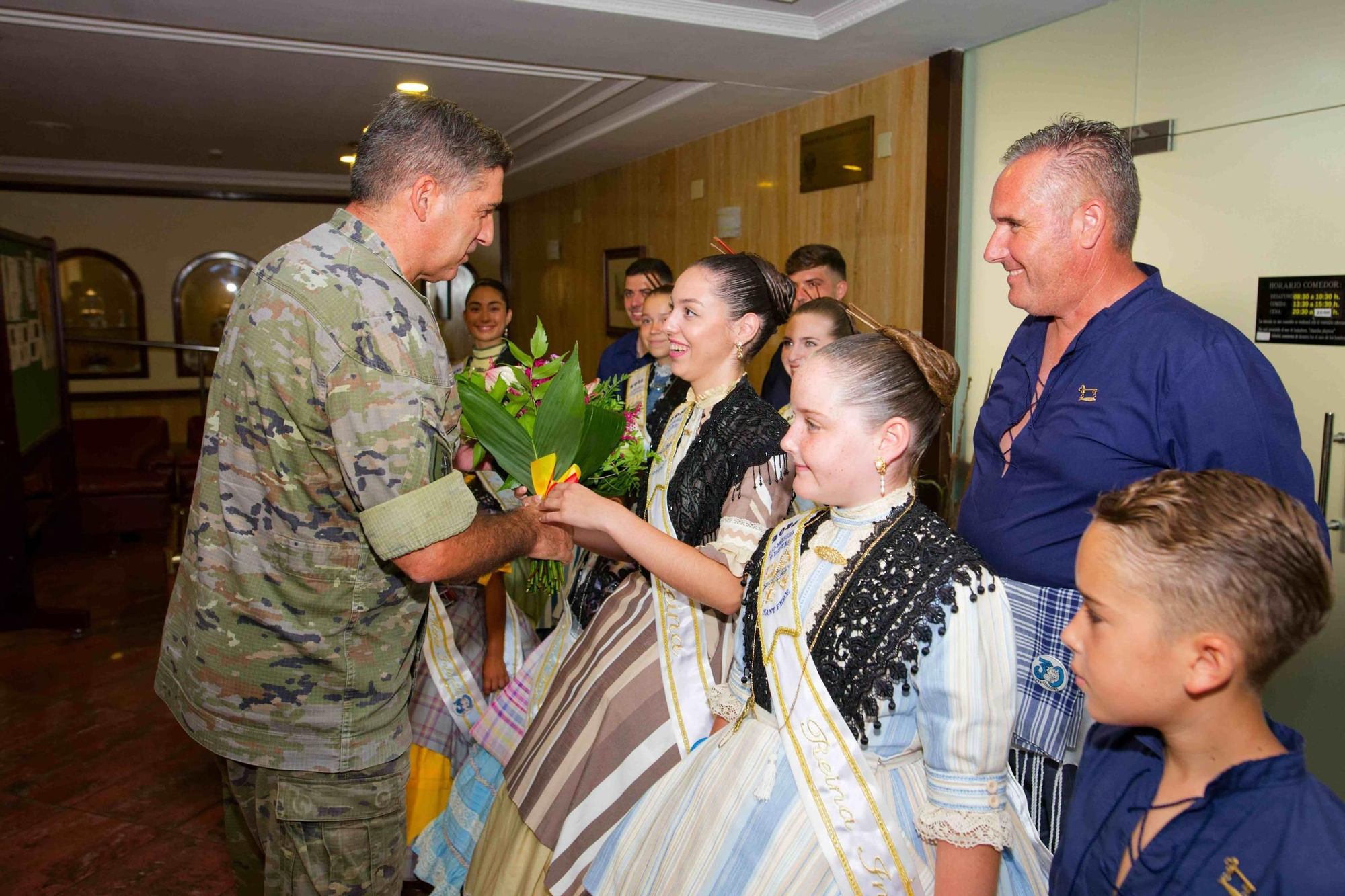 Visita de las reinas de las fiestas del Grau a la residencia militar La Plana