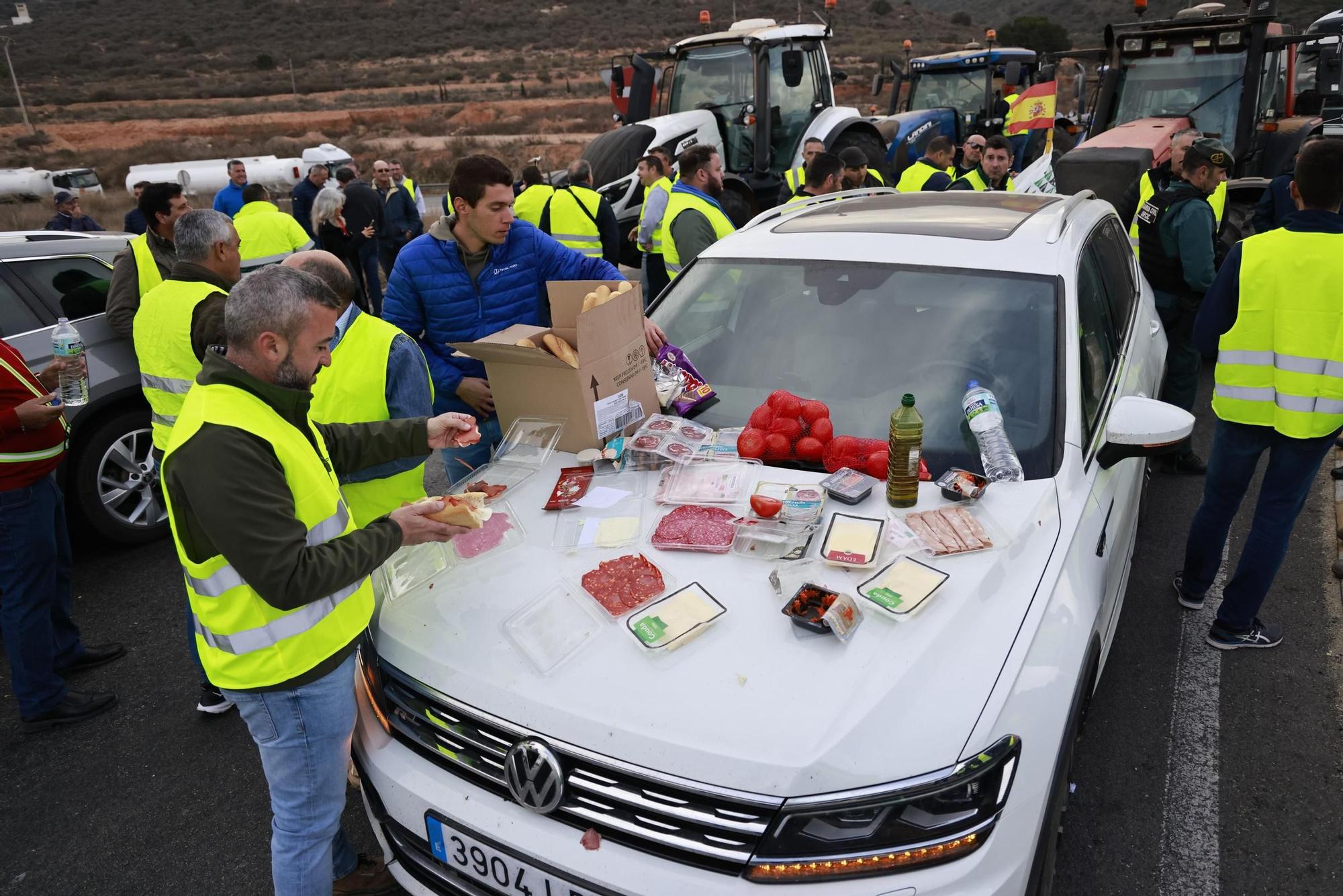 Las imágenes de la protesta de agricultores que ha colapsado el tráfico en Murcia