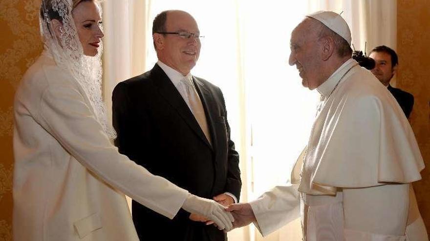 Los príncipes de Mónaco, ayer, con el papa Francisco.