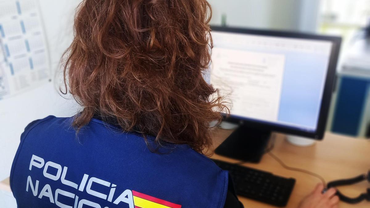 Una agente de Policía Nacional de delincuencia informática