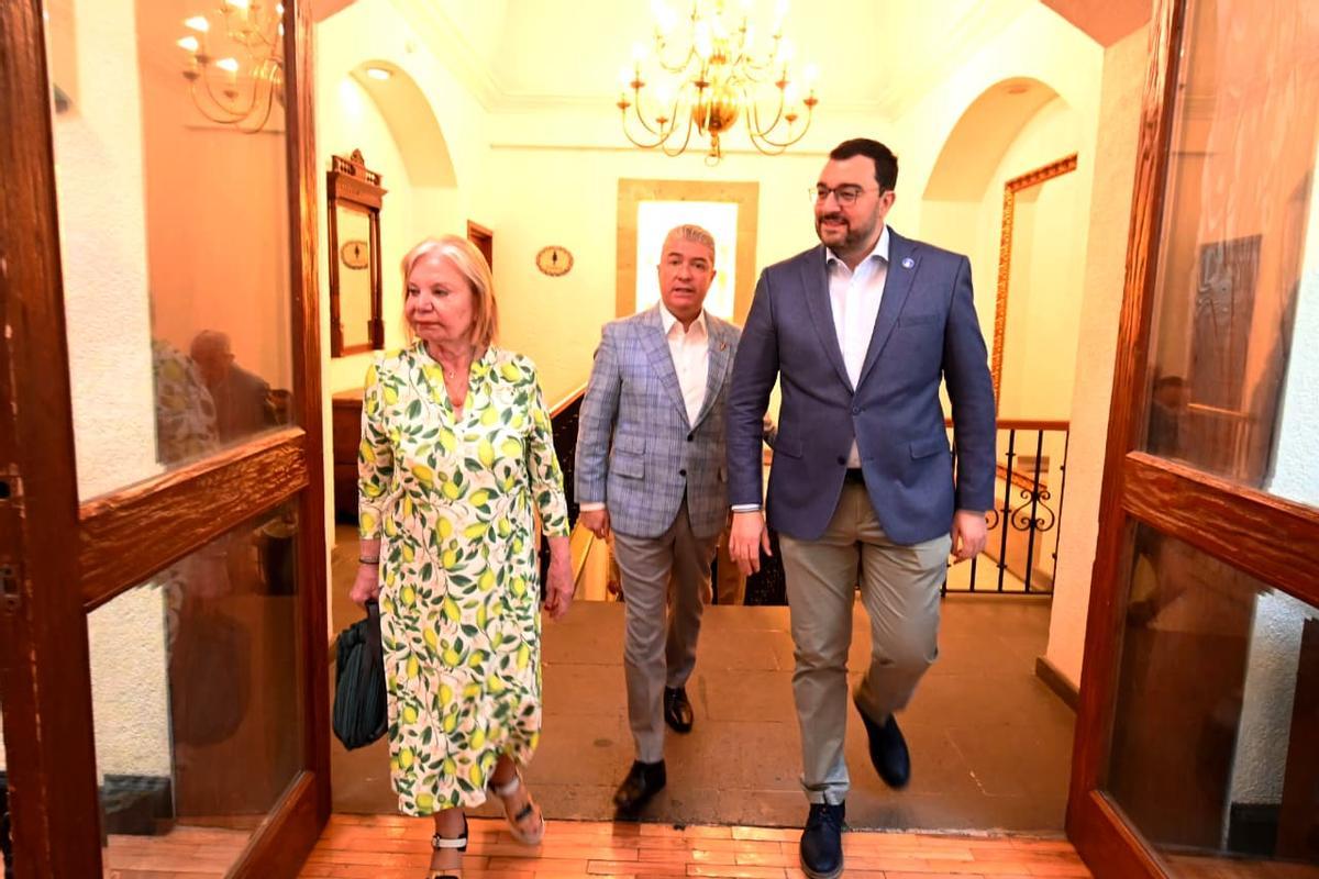 María Antonia Fernández Felgueroso, presidenta del Consejo de Comunidades Asturianas, y el presidente Barbón entran en la Hacienda de los Morales. En el medio está Juan Carlos González,, secretario de Bienestar del Estado de México.
