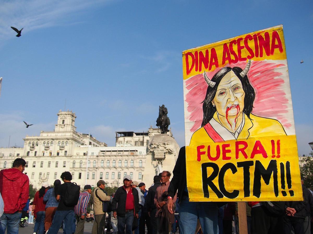Archivo - Una pancarta con el mensaje "¡Fuera Dina Asesina!", ante cientos de personas que marchan por las calles de Lima protestando contra el Gobierno de Dina Boluarte, el Congreso y el Poder Judicial, en Lima, Perú