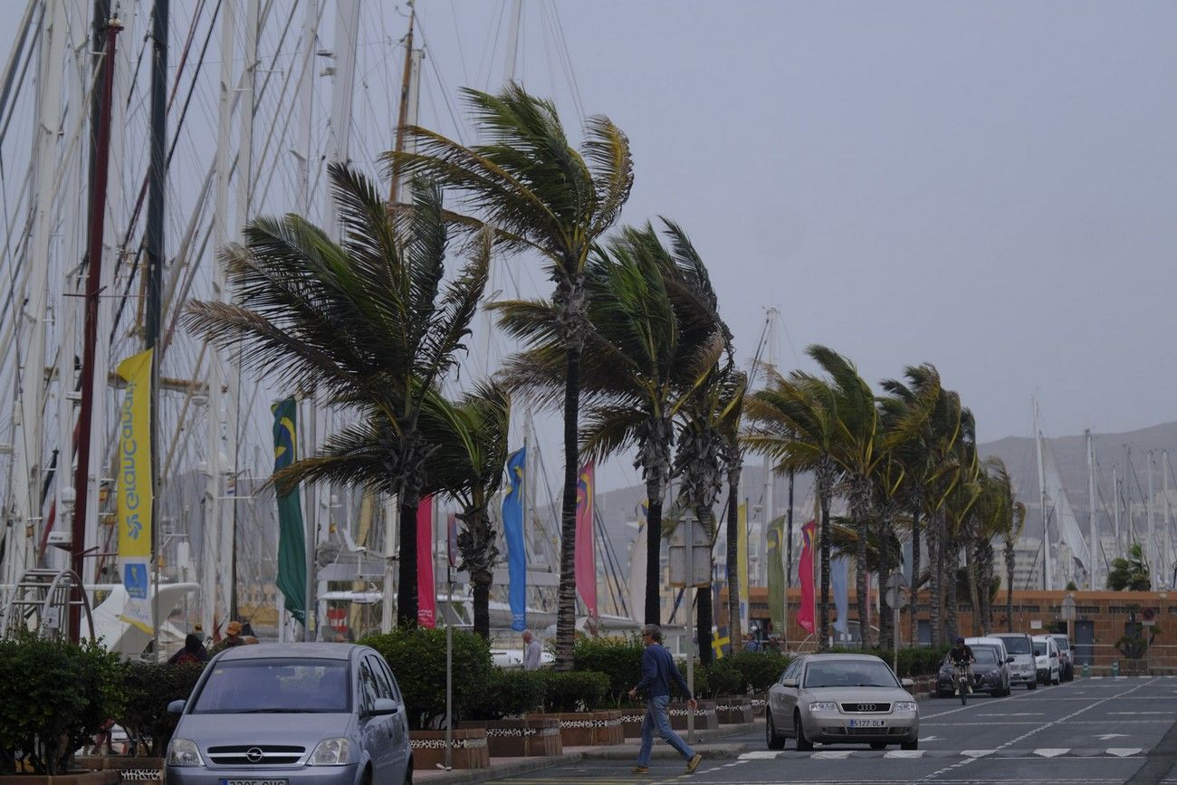 El fuerte viento golpea a una Canarias con calima