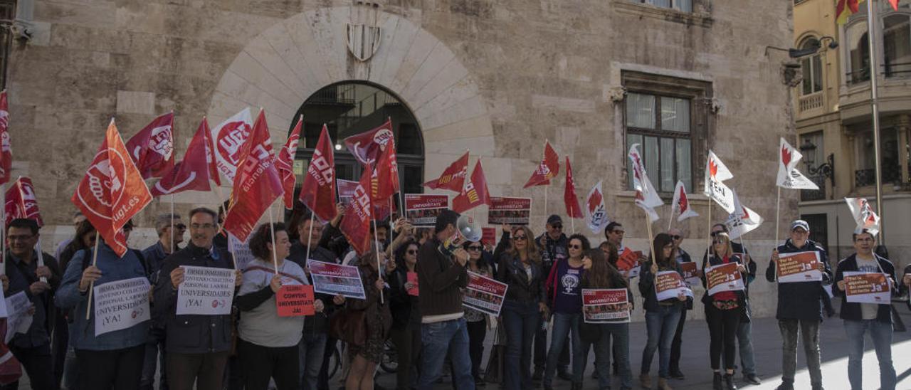 Manifestación de los sindicatos por la firma del convenio, en noviembre.