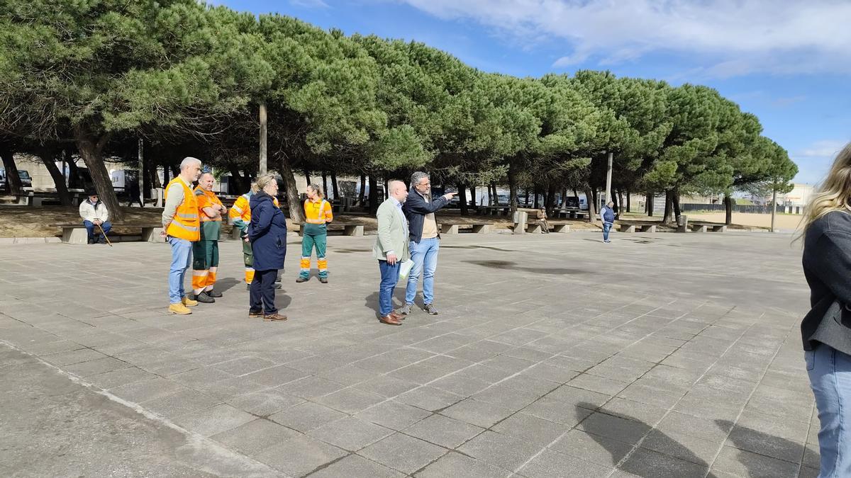 El concejal Rodrigo Pintueles, junto a operarios de Emulsa, en El Arbeyal.