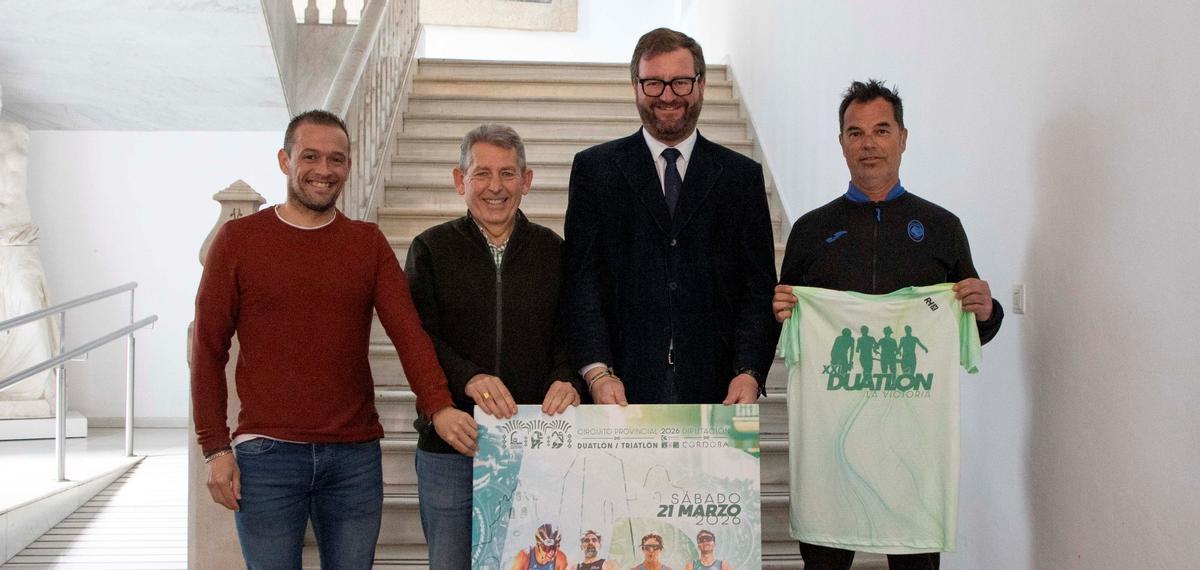 Autoridades asistentes a la presentación de Duatlón de La Victoria.