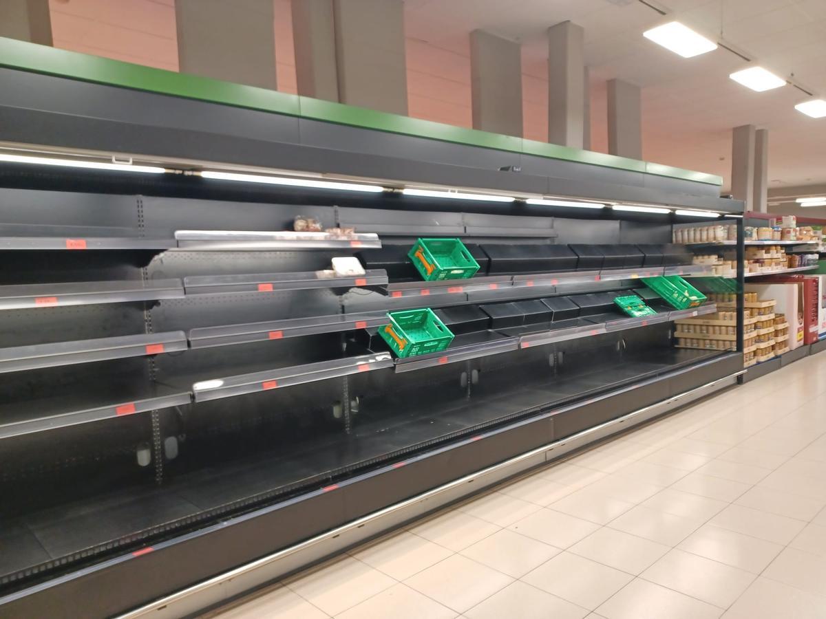 Una estantería vacía de un supermercado de Vigo, este viernes por la tarde.