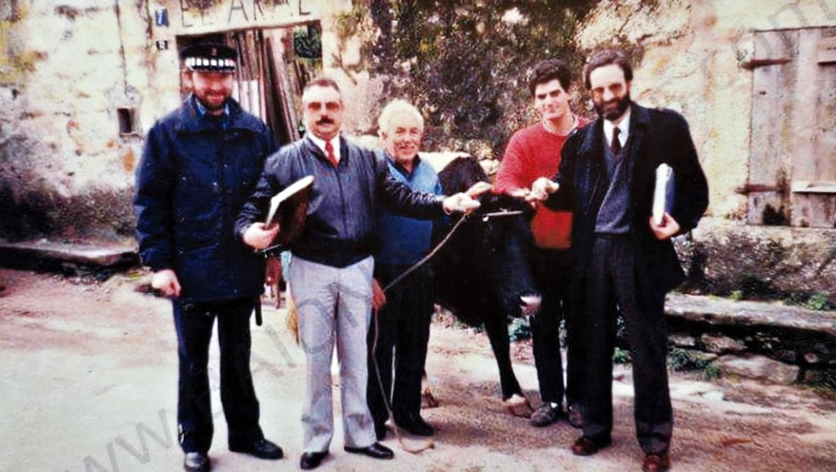 Una imagen del 12 de febrero de 1988, cuando José Costas, en el centro, recuperó la res. Entre otros, en la foto también salen el procurador Benito Escudero Estévez (segundo por la izquierda) y el abogado Juan José Yarza (primero por la derecha).