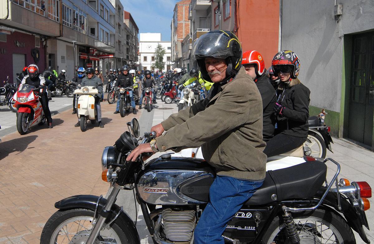 Las motos se concentraron en la calle Cartagena de Silleda antes de iniciar la ruta.