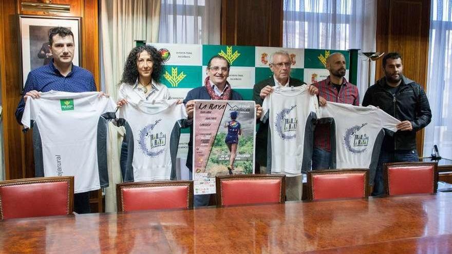 Organizadores y patrocinadores de la prueba posan para las cámaras en su presentación.