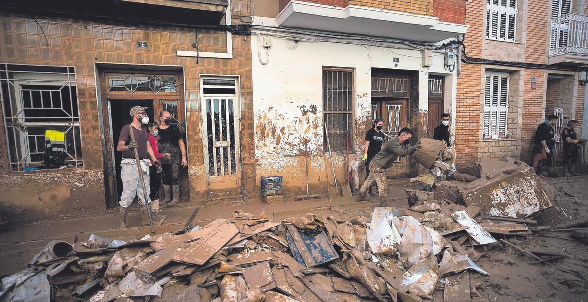 Vecinos de Paiporta sacan enseres y barro de sus viviendas afectadas por la riada del 29 de octubre en una imagen de archivo. VLC. HOR. Paiporta el día 13 tras la catástrofe de la DANA del 29 de octubre de 2024