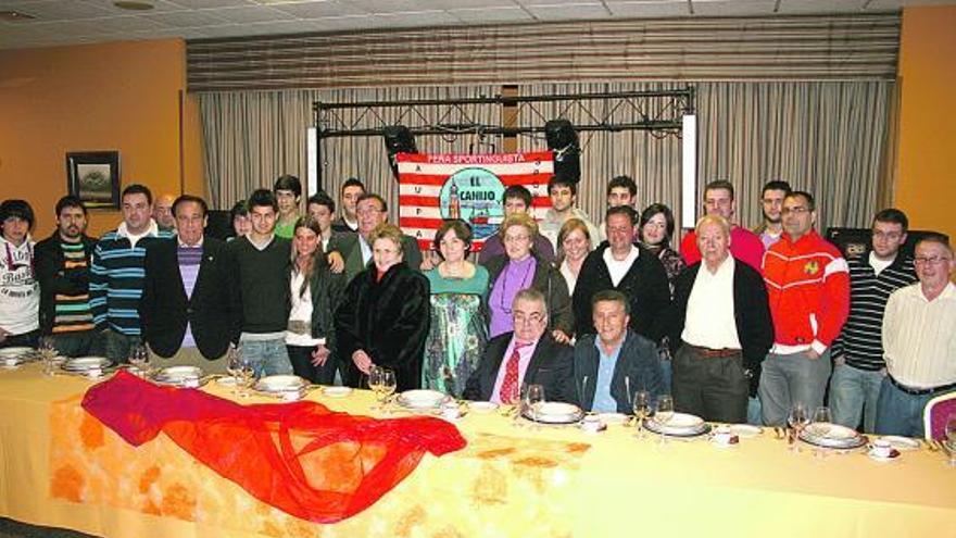 Componentes de la peña El Canijo, con Nacho Cases, quinto por la izquierda, ayer, en Perlora.