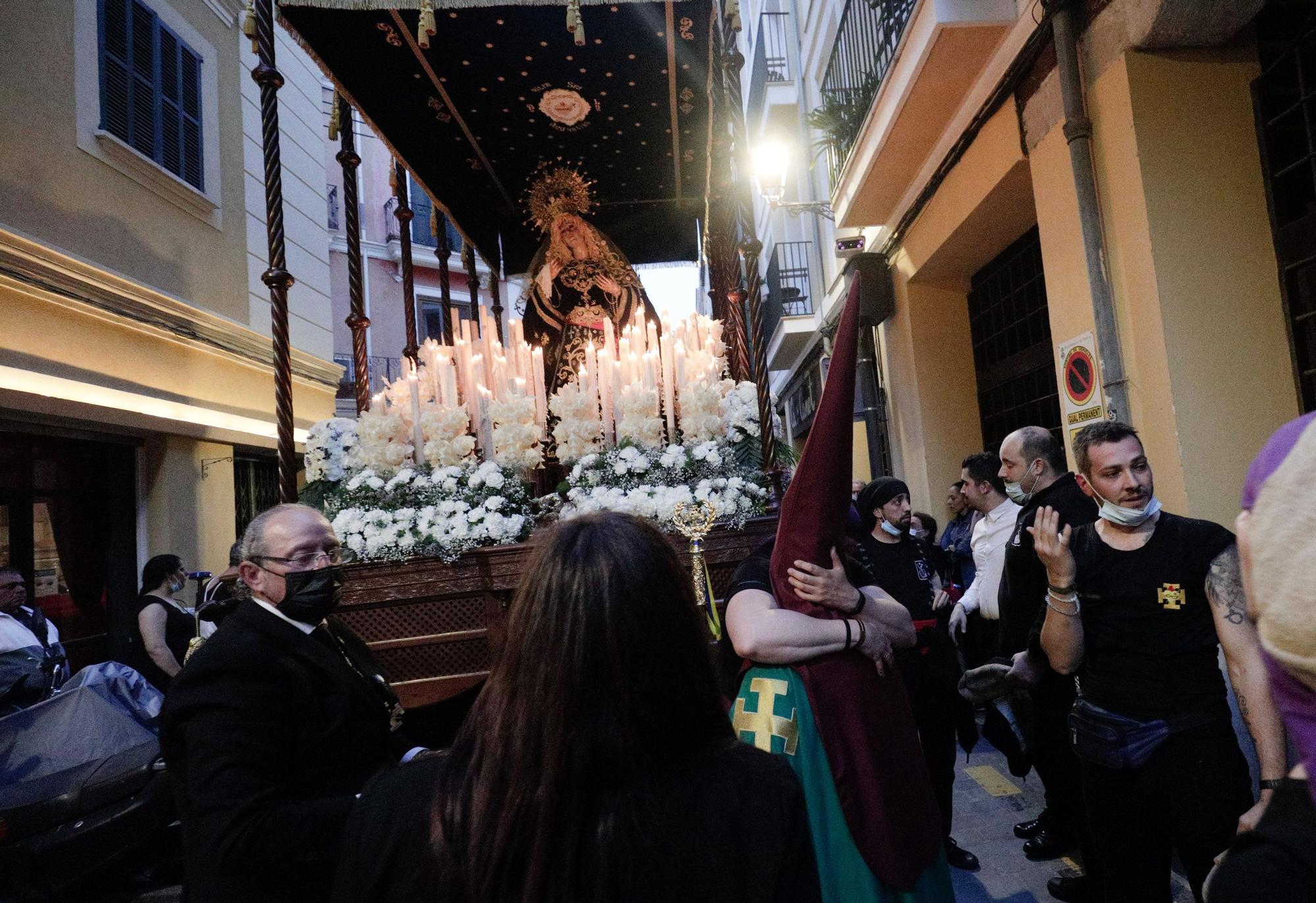 Angustia y lloros desconsolados: la Cofradía de Las Angustias se retira de la procesión del Santo Entierro