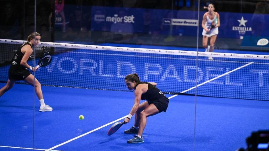 Paula Josemaría intenta devolver una bola durante la final de Malmoe ante Alejandra Salazar y Gemma Triay.