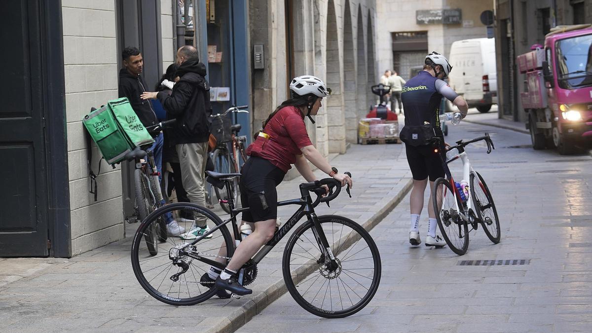Dues bicicletes circulant pel Barri Vell de Girona, en una imatge d'arxiu.