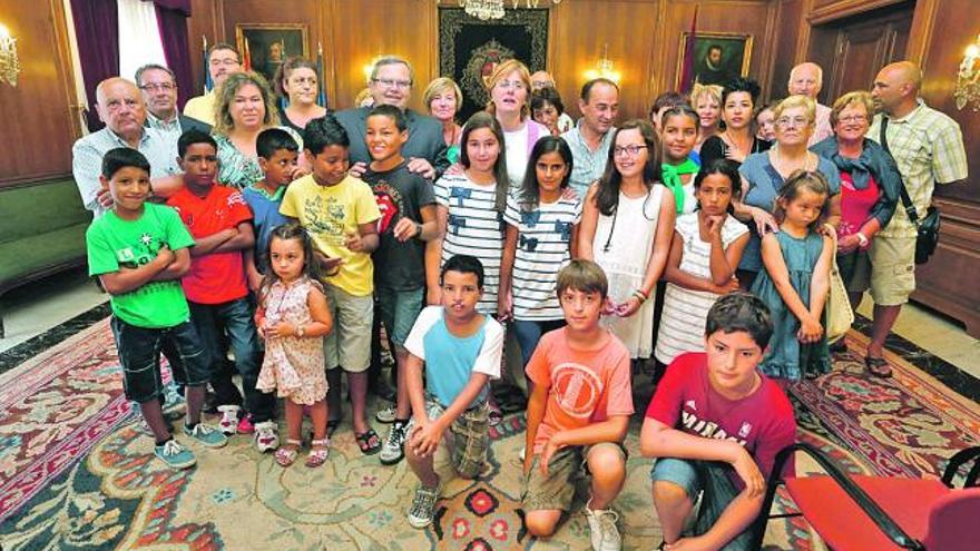 Recepción municipal a quince niños de «Vacaciones en paz»