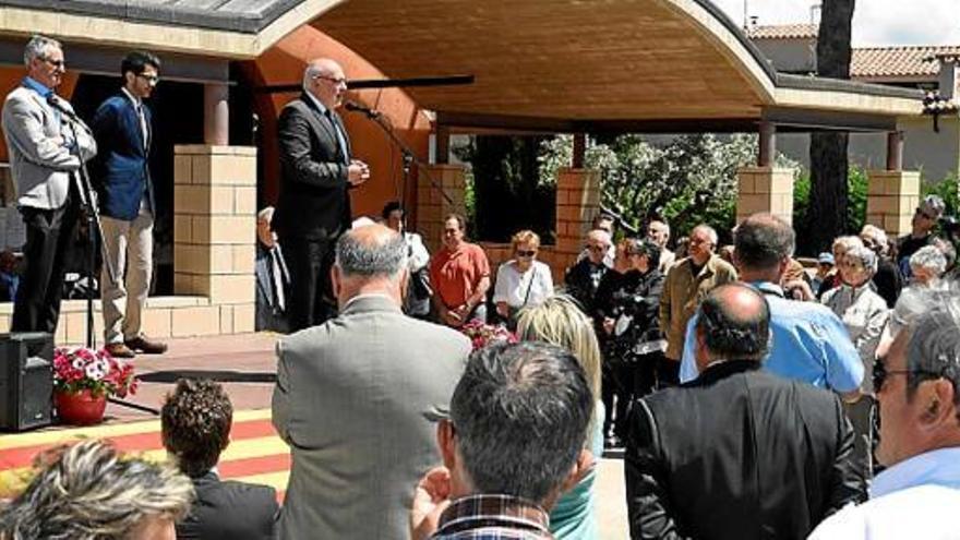 Parlament de Baiget davant nombrosos veïns, en l&#039;acte d&#039;ahir