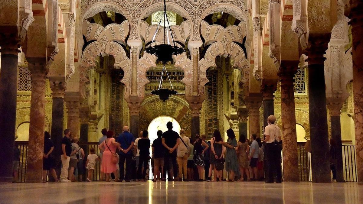 Un grupo de turistas durante una visita a la Mezquita catedral de Córdoba.