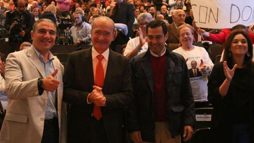 De la Torre, junto a Juanma Moreno y Elías Bendodo, en el inicio del acto.