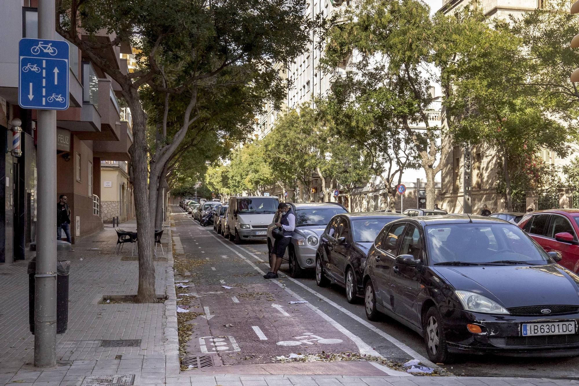 En la calle Joan Crespí se han perdido estacionamientos con la implantación del carril bici.