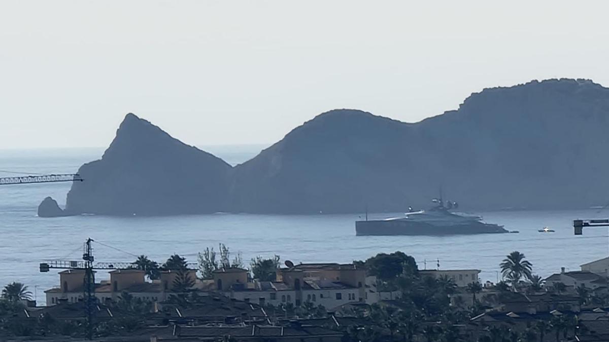 El yate de lujo de 66 metros de eslora con el Cap Prim de fondo