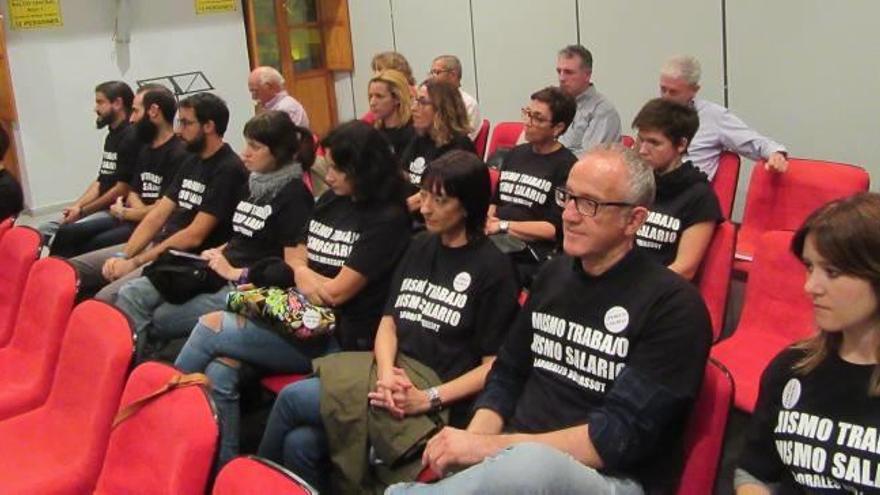 CC OO protesta en el pleno para pedir equiparación salarial