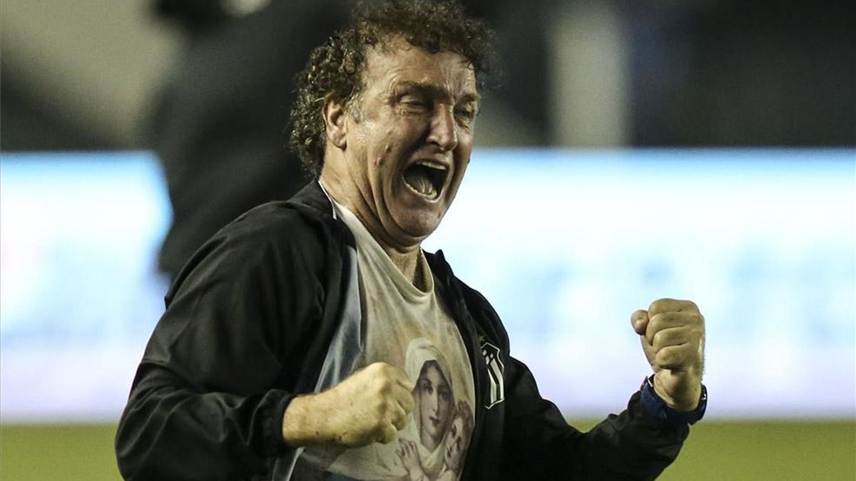 Cuca con su icónica camiseta de la Virgen María en un partido de Libertadores