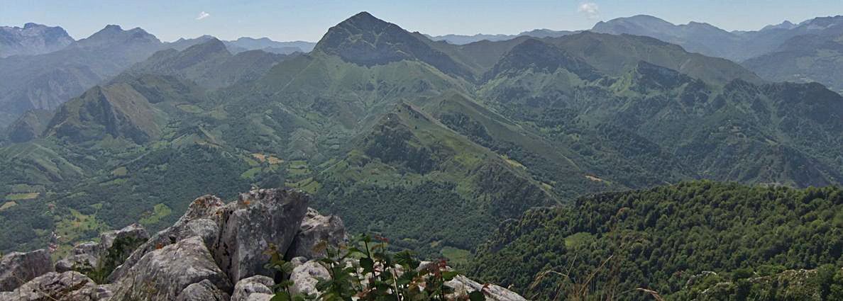 Impresionante vista desde cerca de la cima: en el centro, el Pierzu; al fondo, el Cornión.