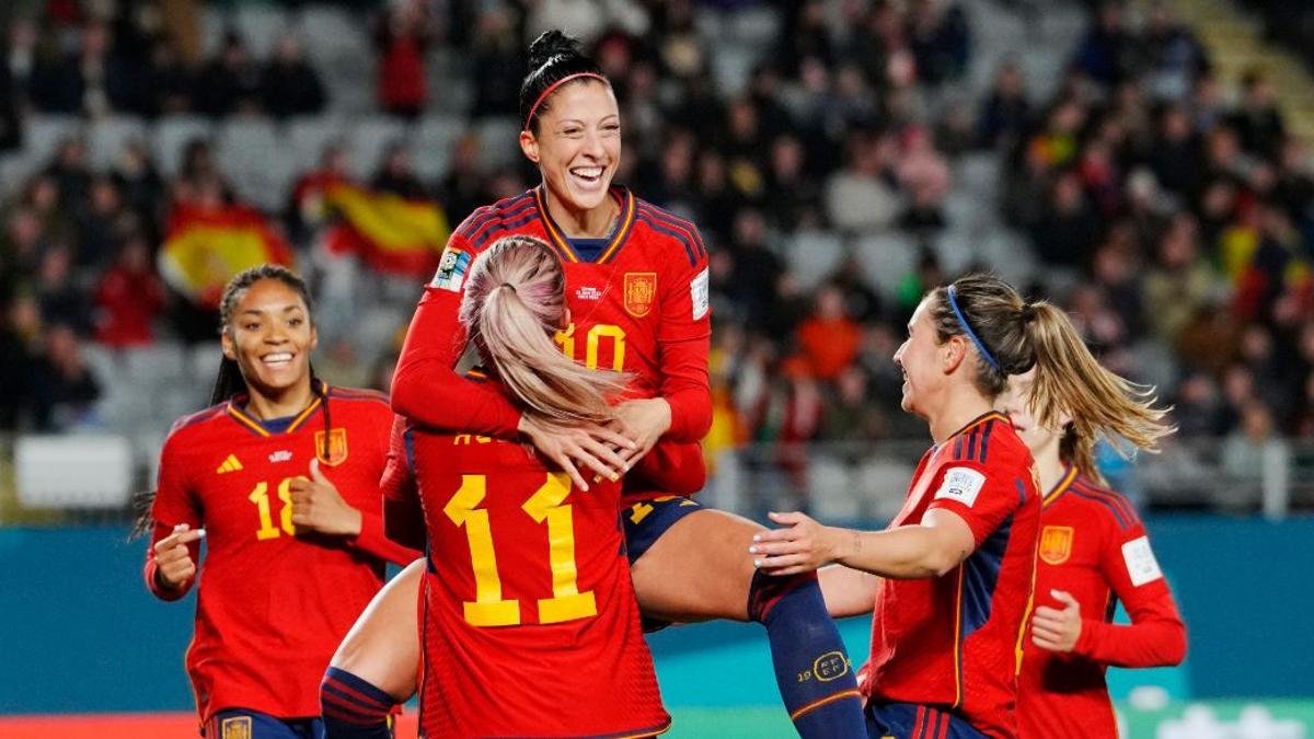 Jennifer Hermoso (M) aus Spanien springt ihrer Teamkollegin Alexia Putellas in die Arme, nachdem sie den zweiten Treffer ihrer Mannschaft erzielt hat.